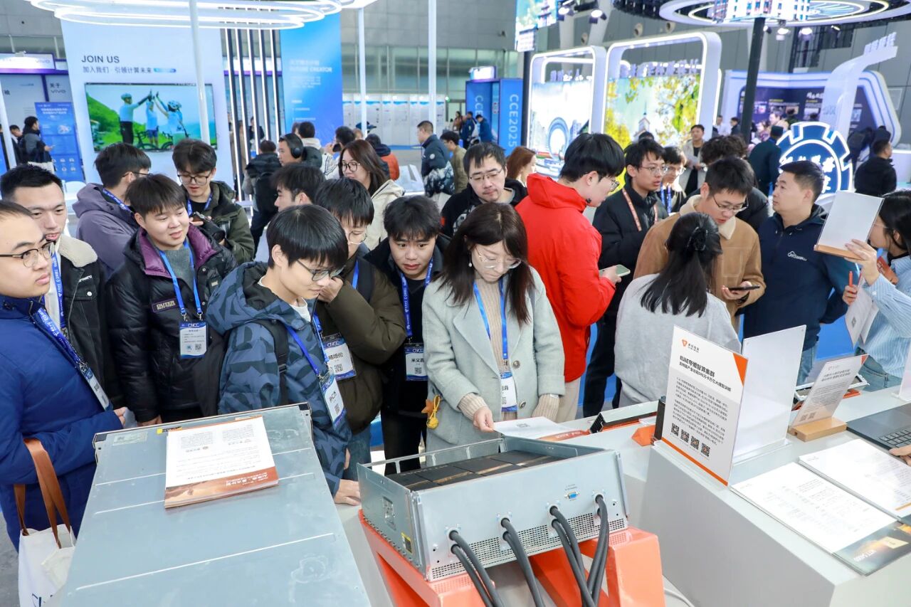 /information/images/2025/11/01/eef4d8034605c094670c4a9a79b85481.jpg 摩尔线程7.jpg