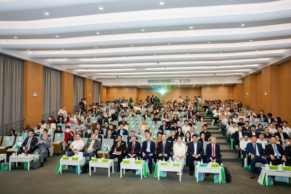 1760428741584695.jpg 大会现场.jpg/